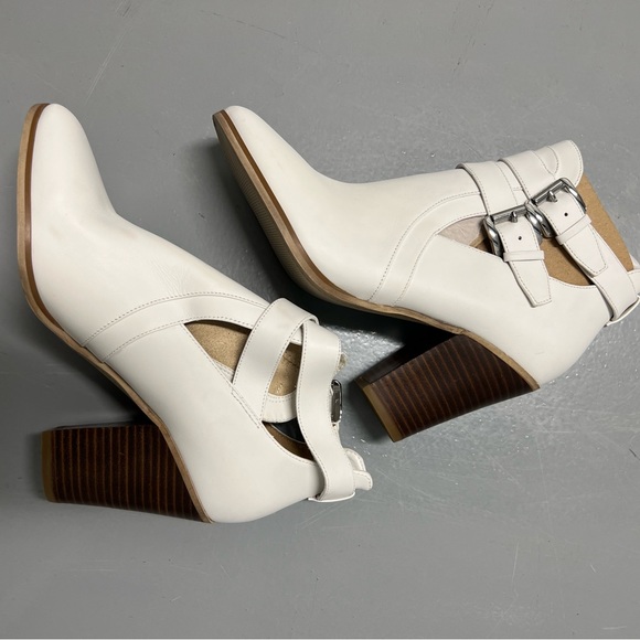 Michael Kors nwt white booties with heels and buckle details never worn classic - Picture 2 of 9
